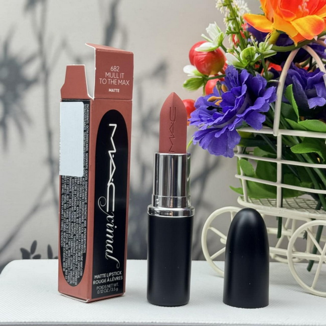 MAC Macximal Silky Matte Lipstick #Mull It to The Max ไซส์จริง 3.5 g ลิปสติกสูตรใหม่ ด้วยเนื้อแมตต์เนื้อเนียนแบบใหม่ สูตรที่ดีสำหรับริมฝีปากที่ดูสมบูรณ์ยิ่งขึ้น รู้สึกดีขึ้น มีความนุ่มนวล เนื้อลื่น เกลี่ยง่าย สบายปาก สีสดชัดแน่น มอบควา