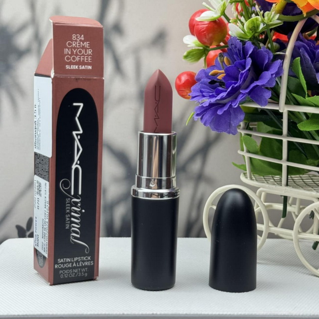 MAC Macximal Sleek Satin Lipstick #834 Creme in Your Coffee ไซส์จริง 3.5 g ลิปสติกสูตรใหม่ ลิปสติกเนื้อซาตินที่ไม่มีใครเหมือน มาพร้อมกับสีสดชัด พิกเมนต์แน่น แต่ยังให้ความชุ่มชื้นสบายปากและฟินิชซาตินดูหรูหรา เนื้อลื่น เกลี่ยง่าย สบายปาก สีสดชัดแน่น มอบความ