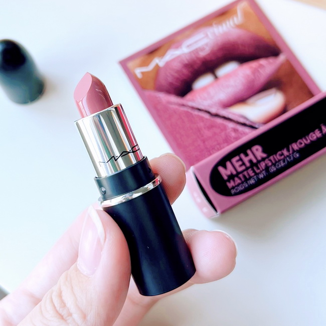 MAC Mini Macximal Silky Matte Lipstick #608 Mehr ขนาดพกพา 1.7 g ลิปสติกสูตรใหม่ ไซส์มินิ ปริมาณครึ่งของไซส์จริง ด้วยเนื้อแมตต์เนื้อเนียนแบบใหม่ สูตรที่ดีสำหรับริมฝีปากที่ดูสมบูรณ์ยิ่งขึ้น รู้สึกดีขึ้น มีความนุ่มนวล เนื้อลื่น เกลี่ยง่าย สบายปาก สีสดชัดแน่น
