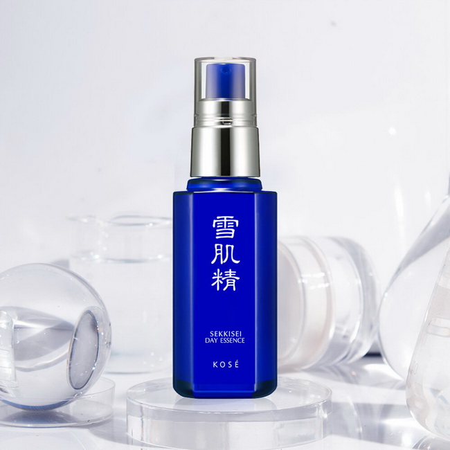 Kose Sekkisei Day Essence SPF25/PA+ 50 ml. เอสเซ้นส์ถนอมผิวยามเช้าช่วยเติมความชุ่มชื้นให้ผิวพร้อมปกป้องผิวจากแสงแดดอุดมด้วยคุณค่าสมุนไพรตะวันออกที่ ช่วยให้ผิวแลดูกระจ่างใสและนุ่มละมุนในหนึ่งเดียวเนื้อเอสเซ้นส์บางเบา ไม่เหนียวเนอะหนะ ซึมเข้าสู่ผิวได้เป็นอย