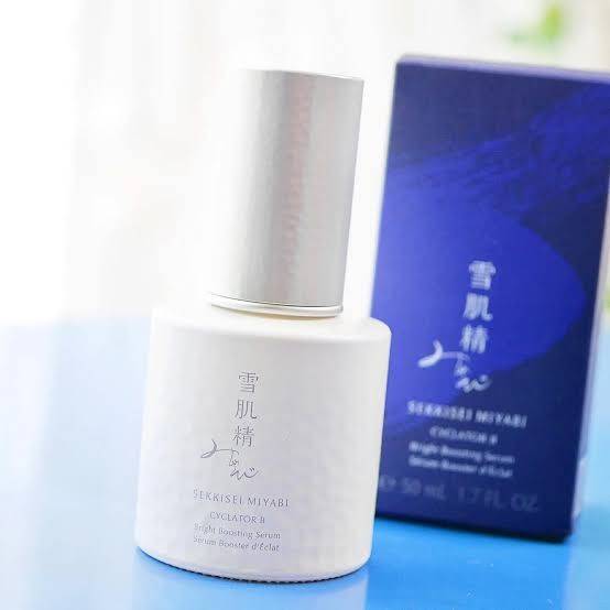 Kose Sekkisei Miyabi Cyclator B Bright Boosting Serum 50 ml. ไบรท์เทนนิ่งบูสเตอร์เซรั่ม ที่มีส่วนผสมของยีสต์และโปรไบโอติก ช่วยในเรื่องของความกระชับและชุ่มชื้น มาพร้อมไนอาซินาไมด์ ที่ช่วยในเรื่องการยับยั้งเมลานิน ป้องกันจุดดำ ฝ้า กระ และช่วยให้ผิวกระจ่างใส