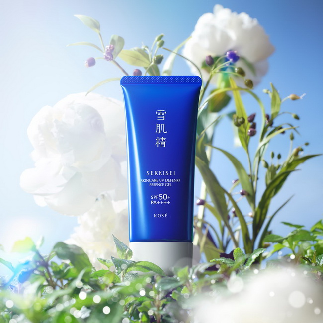 Kose Sekkisei Skincare UV Defense Essence Gel SPF50+ PA+++ ขนาดทดลอง 10 g. กันแดดเนื้อเจลปรับสูตรใหม่ สำหรับใช้ในชีวิตประจำวันเนื้อเจลแตกตัวเป็นน้ำ ทำให้สดชื่น สบายผิวเพิ่มสารความงามบำรุงผิว สารความงามจากลูกเดือย 3 ชนิด ช่วยปรับผิวให้กระจ่างใสและเติมความช