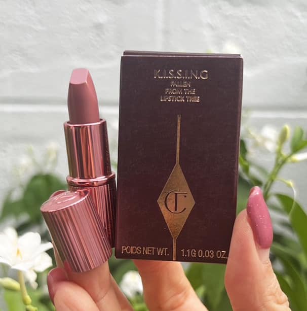 Charlotte TiburyK.I.S.S.I.N.G Lipstick ขนาดทดลอง 1.1 g. #สี Icon Babyโทนชมพูให้ลุคดูเด็กหวานละมุน เป็นเนื้อซาติน ฉ่ำวาว มินิลิปสติกแท่งจิ๋วพกพาง่าย มอบริมฝีปากเอิบอิ่มแลดูสุขภาพดี ติดทนนานที่เหล่าเซเลบริตี้และซุปเปอร์โมเดลทั้งหลายทั่วโลกชื่นชอบมอบผลลัพธ์แ