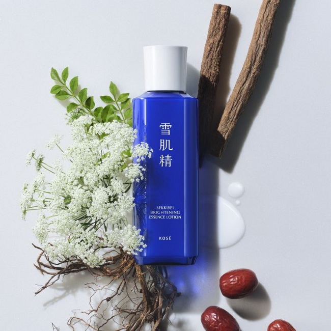Kose Sekkisei Brightening Essence Lotion 200 ml. โลชั่นน้ำตบ เปลี่ยนผิวหมองคล้ำ ให้กลายเป็นผิวออร่าช่วยปรับสีผิวให้สม่ำเสมอ ให้ผิวสว่างกระจ่างใส ปรับผิวหยาบกร้าน ลดปัญหาจุดด่างดำ ป้องกันปัญหาผิวต่างๆ โลชั่นเนื้อสีขาวขุ่น ช่วยให้ซึบซาบเข้าสู่ผิวได้อย่างล้ำ