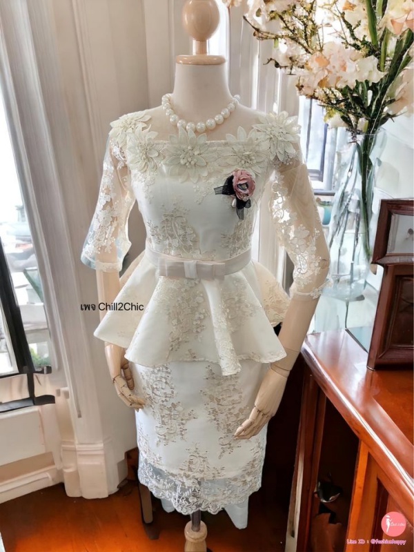 ชุดออกงานสีขาว  ชุดเจ้าสาวสีขาว ชุดงานหมั้น  ชุดเจ้าสาวมินิมอล ชุดออกงานไม่แก่ ชุดออกงานกระโปรงสั้นสีขาวครีม  เดรสเปิดไหล่ ผ้าไหมเนื้อดี ดูสวยสง่า แถมเข็มขัดโบว์ผ้าเหมือนนางแบบใส่