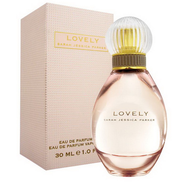 Sarah Jessica Parker Lovely Eau de Parfum Spray 30 ml. น้ำหอมกลิ่นฟลอรัลฟรุ๊ตตี้ ที่โด่งดังและขายดีมากในอเมริกาและทั่วโลก กลิ่นสดใส น่ารัก ดูอ่อนโยน น่าทะนุถนอม โดดเด่นด้วยกลิ่นฟรุ๊ตตี้สดใสจากแอปเปิลและส้มแมนดาริน มีความหอมหวานอ่อนๆ จากกล้วยไม้ เป็นอีกกลิ