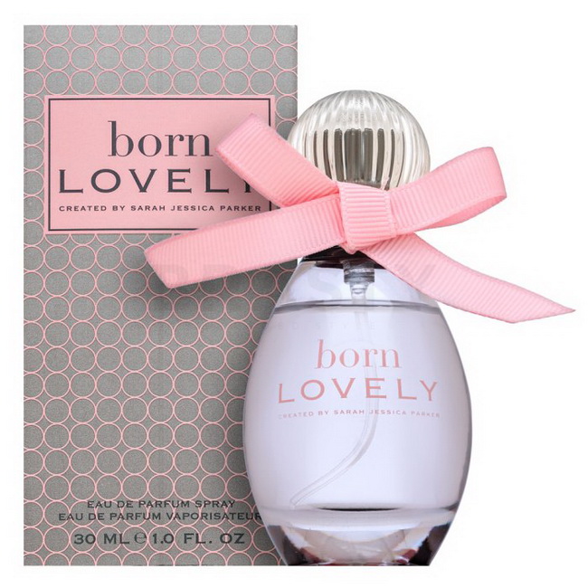 Sarah Jessica Parker Born Lovely Eau de Parfum Spray 30 ml. กลิ่นหอมฟรุ๊ตตี้ฟลอรัล กลิ่นแนวแป้งเด็ก หอมสดชื่นและชุ่มฉ่ำ ความมีชีวิตชีวาของดอกไม้และใบไม้อันเขียวชอุ่ม กลิ่นผลไม้ และไม้หอมที่สะอาดสะอ้าน มีชีวิตชีวาและเปล่งปลั่ง กลิ่นหอมสดชื่นและน่ารักของดอก