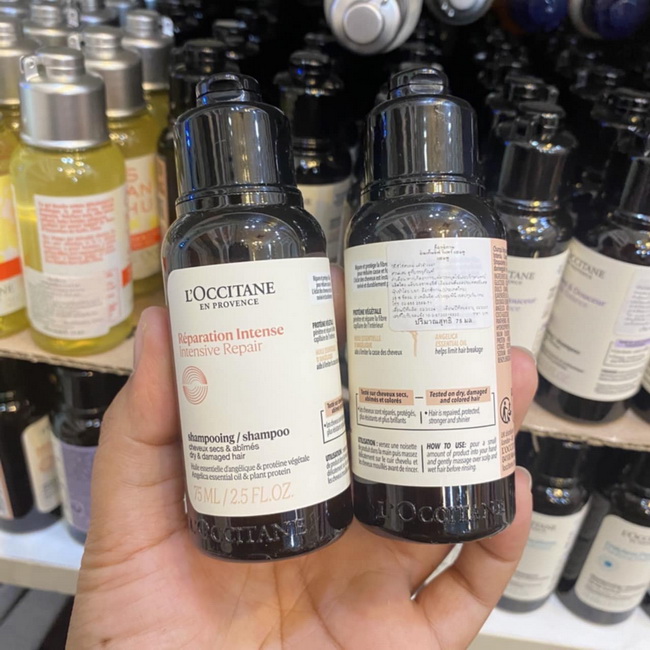 L'occitane Intensive Repair Shampoo ขนาดทดลอง 75 ml. (สคบ.ป้ายไทย) แขมพูสูตรใหม่ สำหรับผมทำสีและแห้งเสีย ให้ผมแข็งแรงขึ้น 3 เท่า เส้นผมที่แตกปลายได้รับการซ่อมบำรุงมากขึ้น 3 เท่า ซ่อมแซมและเสริมสร้างความแข็งแรงให้กับเส้นผมที่แห้งเสีย แตกปลาย และถูกทำล
