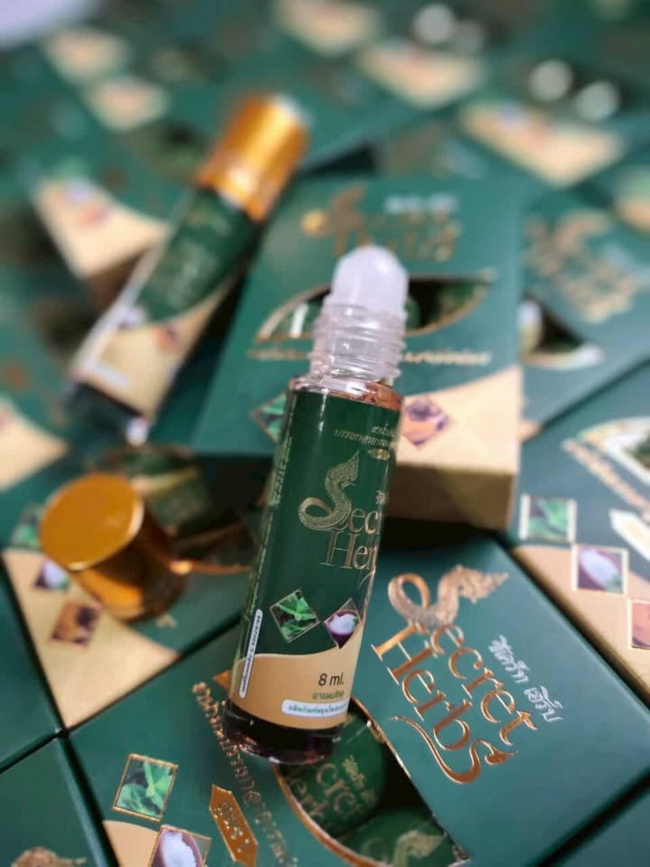 ยาหม่องน้ำ Secret Herbs ซีเคร็ท เฮิร์บ ขนาดบรรจุ 1 ขวด8 ml.ยาน้ำมันสมุนไพรซีเคร็ท เฮิร์บ เป็นยาหม่องน้ำที่มีกลิ่นหอมสดชื่น ใช้ได้ทั้งสูดดมและทาถูนวด แก้อาการวิงเวียนศรีษะ บรรเทาอาการแมลงกัดต่อย และปวดเมื่อยตามร่างกาย มีส่วนผสมของสมุนไพรหลากหลายชนิด เป็นหั