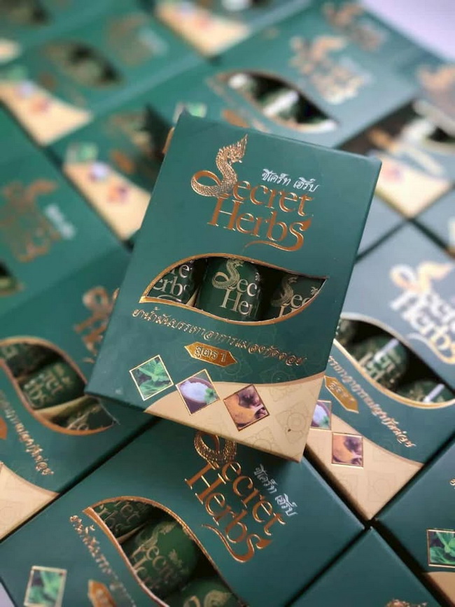 ยาหม่องน้ำ Secret Herbs ซีเคร็ท เฮิร์บ ขนาดแพค 3 ขวด*8 ml.ยาน้ำมันสมุนไพรซีเคร็ท เฮิร์บ เป็นยาหม่องน้ำที่มีกลิ่นหอมสดชื่น ใช้ได้ทั้งสูดดมและทาถูนวด แก้อาการวิงเวียนศรีษะ บรรเทาอาการแมลงกัดต่อย และปวดเมื่อยตามร่างกาย มีส่วนผสมของสมุนไพรหลากหลายชนิด เป็นหั