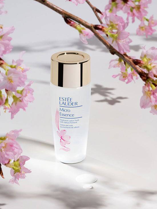 ESTEE LAUDER Micro Essence Treatment Lotion Fresh with Sakura Ferment ขนาดทดลอง 30 ml. เอสเซนส์ น้ำตบลดริ้วรอย Micro Essence สูตรซากุระ เนื้อบางเบา ควบคุมมัน ลดรอยสิว เหมาะสำหรับผิวผสม-ผิวมัน เปี่ยมด้วยพลังจากเทคโนโลยีด้านการหมักที่ก้าวล้ำ โลชั่นเนื้อบางเ