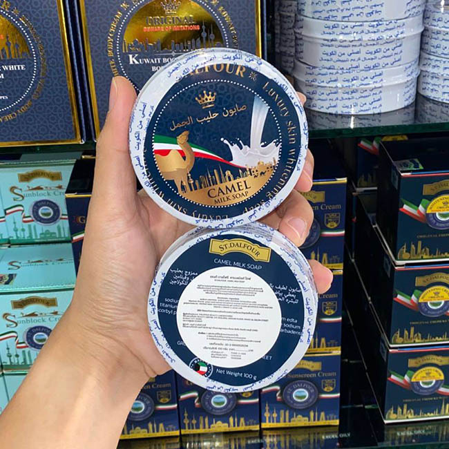 ST.DALFOUR Camel Milk Luxury Skin Whitening Soap 100 g. สบู่คูเวตของแท้ สบู่นมอูฐคูเวต ใช้ได้ทั้งผิวหน้าและผิวกาย ทำความสะอาดอย่างอ่อนโยนแต่มีประสิทธิภาพ ช่วยขจัดสิ่งสกปรกและสิ่งเจือปนโดยไม่ทำลายความชุ่มชื้นของผิวตามธรรมชาติ จึงเหมาะสำหรับการใช้เป็นประจำท