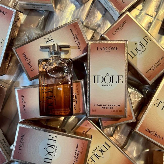 Lancome Idole Power L'Eau De Parfum Intense ขนาดทดลอง 5 ml. น้ำหอมตัวแรกของ Idole ที่ผสมผสานระหว่างกลิ่นไม้และดอกไม้โทนวู้ดดี้-ฟลอรัล ได้แรงบันดาลใจจากธรรมชาติ เสริมด้วยวิทยาศาสตร์ ผสานส่วนผสมอันทรงคุณค่า สร้างโน๊ตที่ซับซ้อนและกลิ่นหอมที่ลงตัว เผยเสน