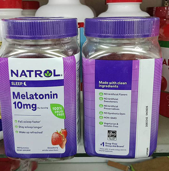Natrol Gummies Melatonin 10 Mg. 180 Strawberry Gummies ของแท้จาก US 100% วิตามินเมลาโทนินแบบกัมมี่ รสสตรอเบอร์รี่ ช่วยทำให้รู้สึกผ่อนคลาย นอนหลับง่ายขึ้น หลับสบายไม่ตื่นกลางดึก ตื่นมาสมองปลอดโปร่ง ช่วยให้อาการ jet lag ดีขึ้น ช่วยให้ร่างกายต