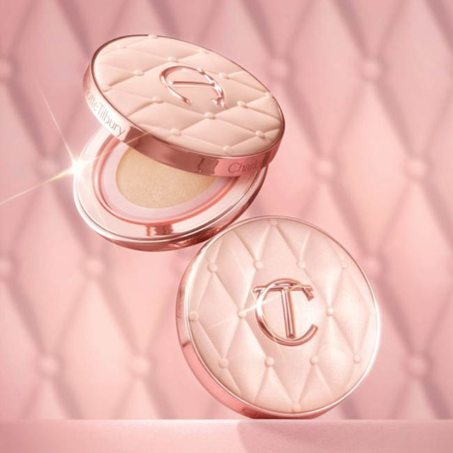 Charlotte Tilbury Pillow Talk Beautifying Cushion Foundation 12 g. คุชชั่นตัวใหม่ ผลิตและวางขายเฉพาะที่เอเชียเท่านั่น เหมือนเสกฟิลเตอร์ให้ผิว งานผิวที่แนบผิวดีมาก เนื้อสัมผัสบางเบา แนบสนิทไปกับผิว มีความโกลว์ ผิวสวยมากกกกก ฉ่ำลูกคุณหนู ตลับสวยมากก ที่สำคั