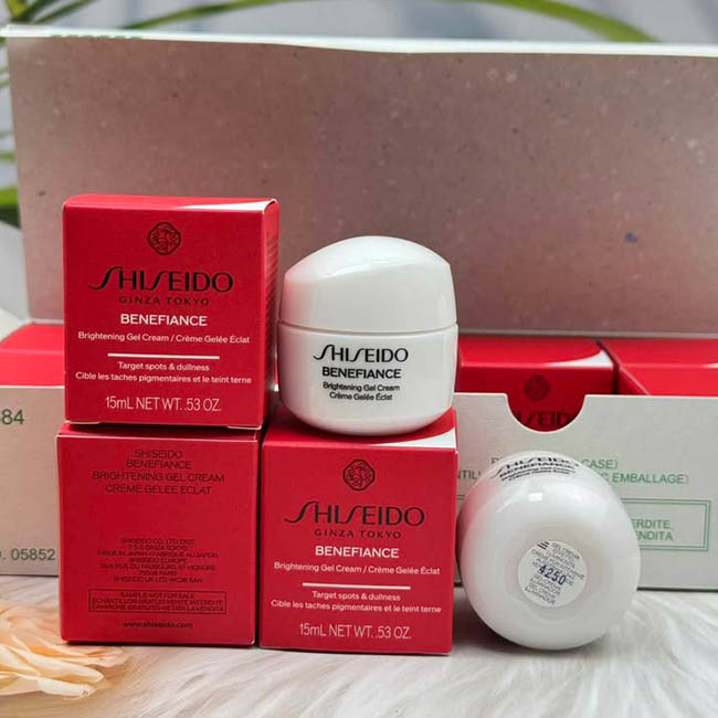 Shiseido Benefiance Brightening Gel Cream ขนาดทดลอง 15ml.ครีมสูตรเจลเนื้อนุ่มเนียน และบางเบา ช่วยให้ผิวดูชุ่มชื้น และฉ่ำน้ำ พร้อมยังช่วยลดเลือนจุดด่างดำ ความหมองคล้ำ สีผิวที่ไม่สม่าเสมอ เพื่อผิวดูเรียบเนียน กระจ่างใส 