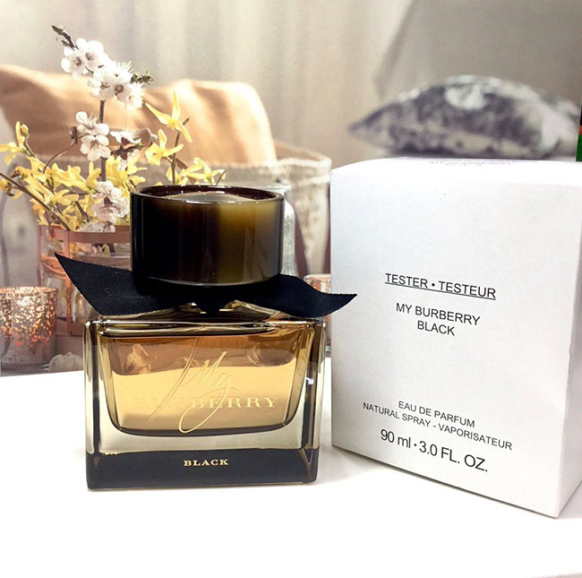 Burberry My Burberry Black Eau de Parfum 90 ml. กล่องขาว น้ำหอมสำหรับคุณผู้หญิงเผยความอ่อนหวาน เย้ายวน มอบความรู้สึกเหมือนอยู่ในสวนของลอนดอน เปิดกลิ่นแรกด้วยสัมผัสจากดอกมะลิ ตามด้วยกลิ่นของดอกกุหลาบ และลูกพีชแสนสดชื่น ปิดท้ายด้วยกลิ่นของแพทชูลี่ และแอมเบอ