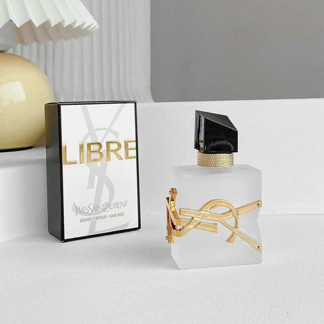 YSL Yves Saint Laurent Libre Hair Mist 30 ml. สเปรย์น้ำหอมฉีดผม กลิ่นหอมฟลอรัล มีสารสกัดจากผลทับทิม ช่วยบำรุงให้ผมนุ่มลื่นเงางาม ที่ผสานความเท่ เซ็กซี่ นุ่มนวล แต่แฝงไปด้วยความร้อนแรงของวานิลลา ดอกส้ม และดอกลาเวนเดอร์จากฝรั่งเศส อัดแน่นพร้อมด้วยพลังแห่งคว