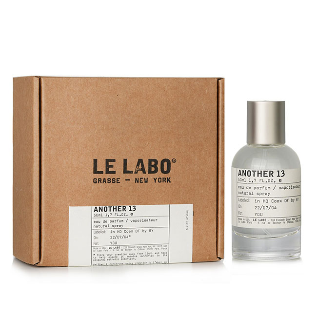 LE LABO Another 13 Eau de Parfum Natural Spray 50 ml. น้ำหอมกลิ่นสุดพิเศษ สำหรับยูนิเซ็กส์ จากเลอ ลาโบ โดดเด่นด้วย Ambroxyde มอบกลิ่นหอมที่น่าหลงใหลและมีเอกลักษณ์เฉพาะตัว ด้วยกลิ่นหลักๆ จะเป็นแนว Ambroxan, Musk และ Woody ผสมผสานกันได้อย่างลงตัว ให้ความรู้