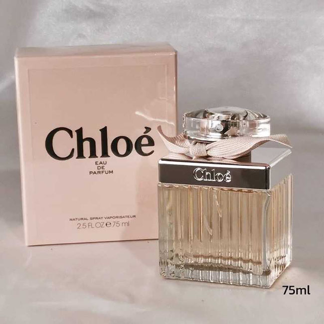 Chloe Eau de Parfum Natural Spray75ml. น้ำหอมโบว์ครีมในตำนานน้ำหอมกลิ่นที่ขายดีที่สุดของ Chloe ใครชอบน้ำหอมแนวฟลอรัลจ๋า ตัวนี้คือ ใช่เลยตอบโจทย์เลยค่ะ ใช้แล้วให้ลุคคุณหนูๆ หวานๆ ราวกับเดินอยู่ในทุ่งดอกไม้แสนสะพรั่ง หอมมากกก กลิ่นหอมแบบกำลังดี มีระดับ ไม่ฉ