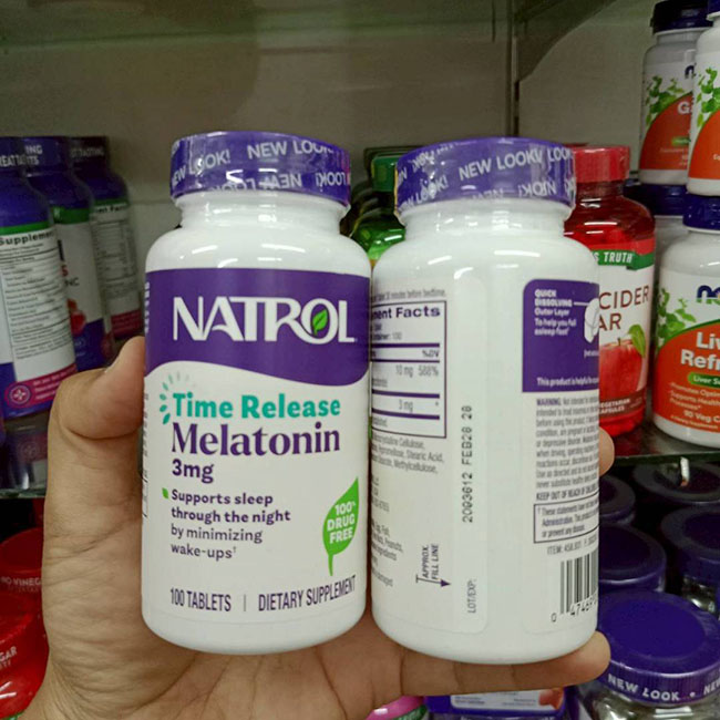 Natrol Sleep Melatonin 3 Mg 100 Tablets สูตร Time Release ของแท้จาก US 100% New Look แพคเกจใหม่ วิตามินเมลาโทนิน 3 mg. แบบเม็ดกลืน ทานง่าย เป็นเม็ดวิตามินรุ่น Time Release ดูดซึมได้ดียิ่งขึ้น ให้ผลดียิ่งขึ้น เพิ่มวิตามินบี 6 ช่วยควบคุมอารมณ์และการนอนหลับข