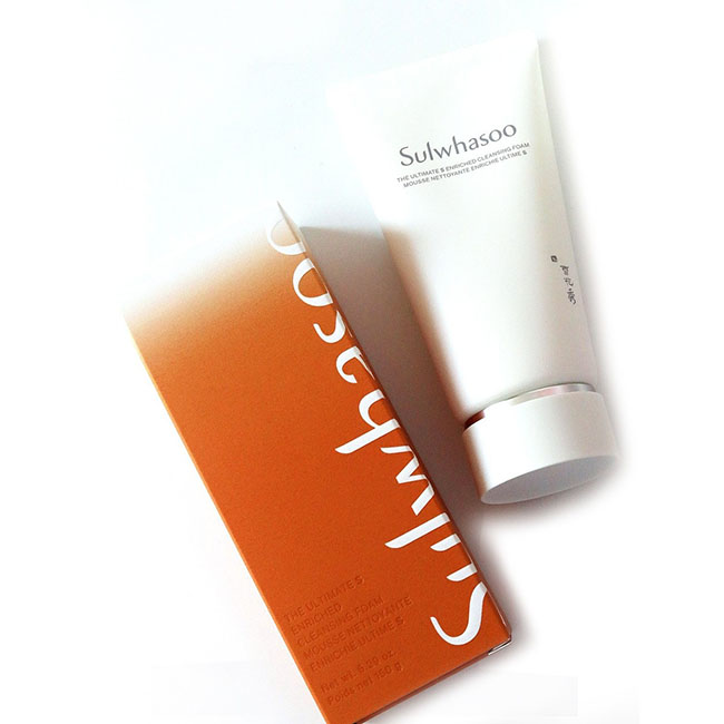 Sulwhasoo The Ultimate S Enriched Cleansing Foam 150 ml. โฟมล้างหน้าที่มาพร้อมการบำรุงผิวตัวใหม่ จากไลน์ The Ultimate S มอบประสบการณ์ที่เป็นมากกว่าการล้างหน้า กับโฟมล้างหน้าที่สามารถเป็นมาส์กได้ในตัว พร้อมบำรุงผิวให้เนียนนุ่ม ชุ่มชื้น และฟื้นคืนความอ่อนเย