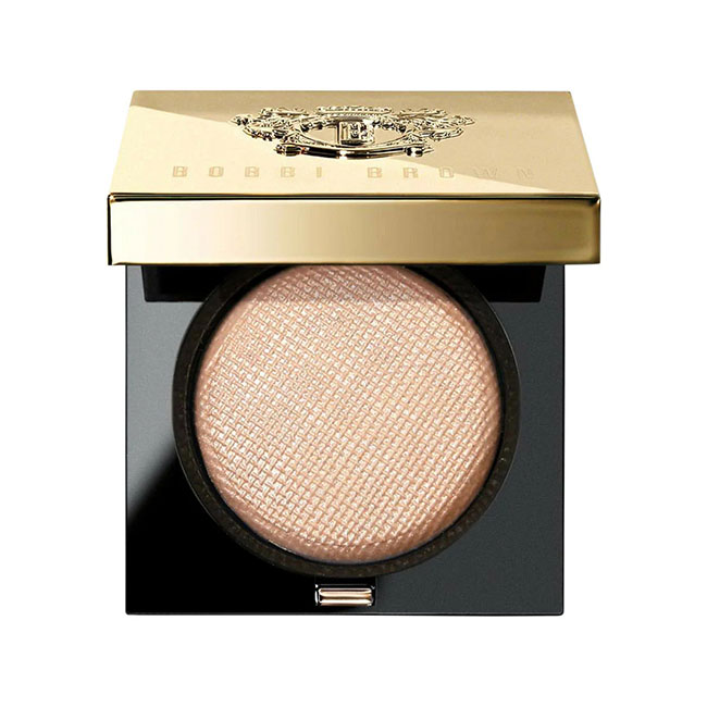 Bobbi Brown Luxe Eye Shadow Rich Sparkle ไซส์จริง 2.5 g สี Moonstone อายเชโดว์ที่มอบเปลือกตาสุดบรรเจิดด้วยเหลือบสีหลากมิติ มอบประกายระยับเต็มอารมณ์ ให้เนื้อสัมผัสเนียนละมุนในแบบกึ่งฝุ่นกึ่งครีม อัดแน่นด้วยเม็ดสีเข้มข้นจนเห็นเด่นชัดแม้การทาเพียงครั้งเดียว