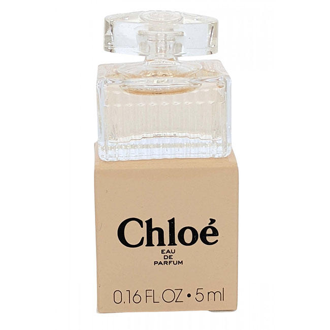 Chloe Eau de Parfum ขนาดทดลอง 5ml.(หัวแต้ม) น้ำหอมโคลเอ้โบว์ชมพู ขนาดพกพา ใครชอบน้ำหอมแนวฟลอรัลจ๋า ตัวนี้คือ ใช่เลย ตอบโจทย์เลยค่ะ ใช้แล้วให้ลุคคุณหนูๆ หวานๆ ราวกับเดินอยู่ในทุ่งดอกไม้แสนสะพรั่ง หอมมากกก กลิ่นหอมแบบกำลังดี มีระดับ ไม่ฉุนเกินไป