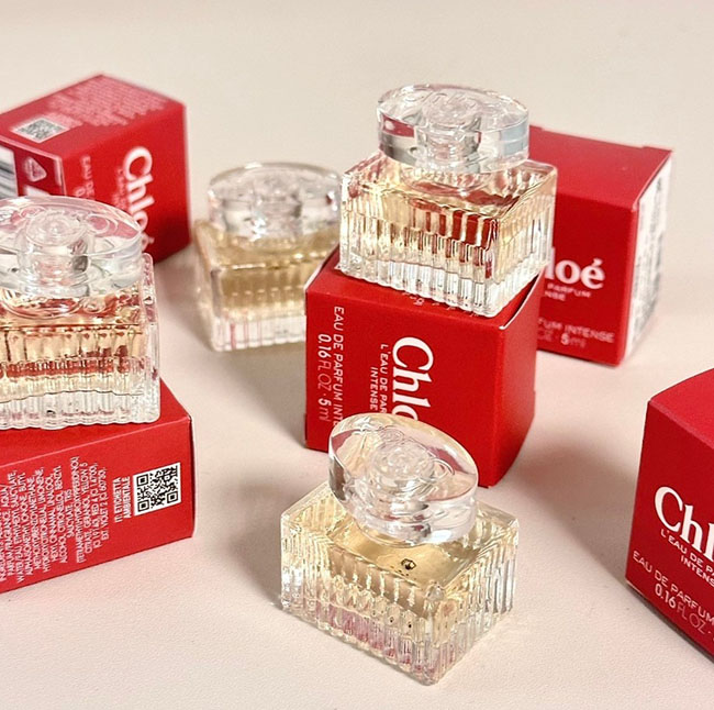 Chloe LEau de Parfum Intense ขนาดทดลอง 5 ml. น้ำหอมกลิ่นใหม่ ที่เปล่งประกายความเป็นผู้หญิงที่แข็งแกร่งและมีเสน่ห์ ด้วยกลิ่นหอมหวานของราสป์เบอร์รี่และกุหลาบที่ลงตัว ผสานกับความอบอุ่นจากไม้และความเย้ายวนใจ 