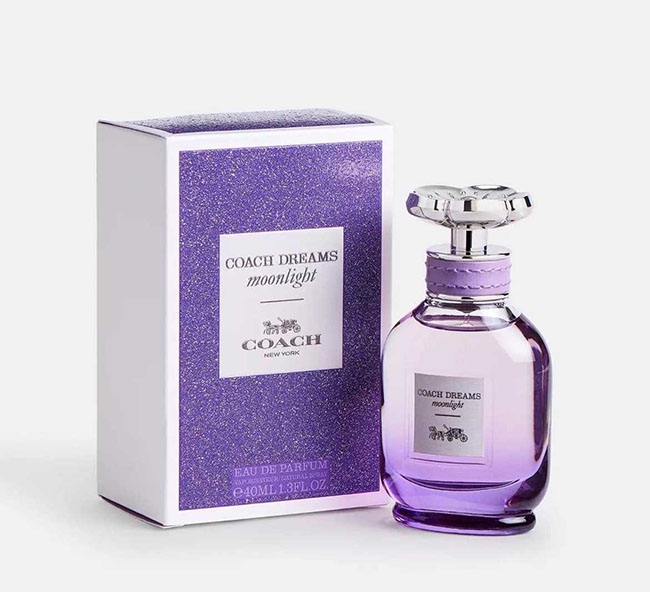 Coach New York Coach Dreams Moonlight Eau de Parfum Natural Spray 40 ml. น้ำหอมกลิ่นหวานหรู มีเสน่ห์ดึงดูดในสไตล์สาวมั่น กลิ่นเปิดหอมสดชื่นนุ่ม ๆ ก่อนจะเผยความหอมลึกแบบ Red Musk ที่อบอุ่น เซ็กซี่ และมีความละมุนติดผิวนำเสนอความหอมที่ผสมผสานระหว่า