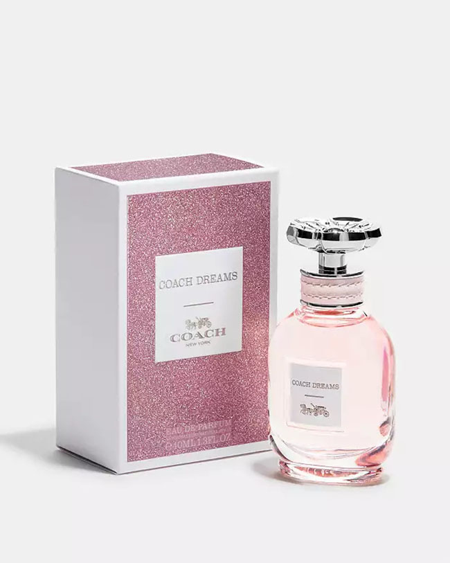 Coach New York Coach Dreams Eau de Parfum Natural Spray 40 ml. น้ำหอมสำหรับผู้หญิง กลิ่นแนวฟรุตตี้ฟลอรัลที่ไม่หวานจัด ให้ฟีลอบอุ่น สะอาดหมดจด ชวนให้จินตนาการถึงอิสรภาพและการผจญภัยท่องเที่ยวไปทั่วอเมริกา กลิ่นที่ผสานรวมความหอมอันเปล่งประกายของส้มซ่าเข้ากับ