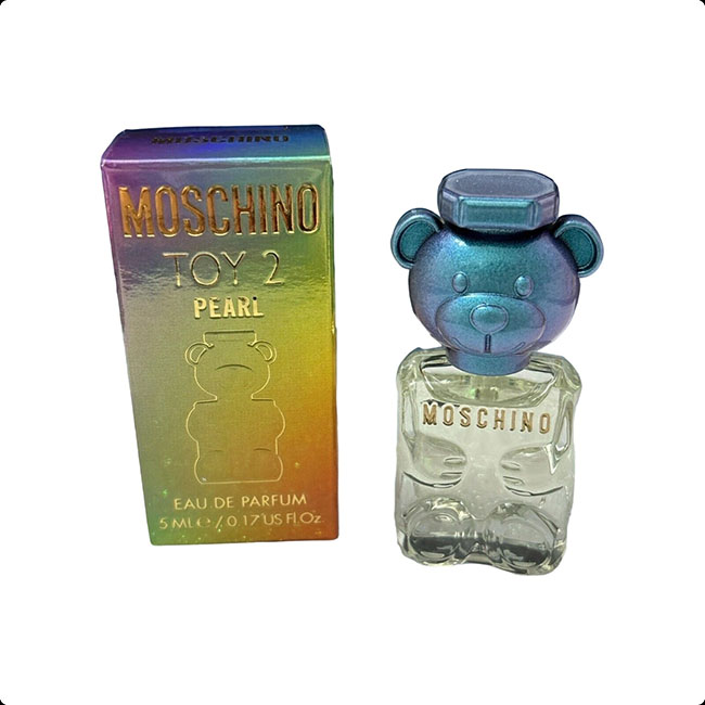 Moschino Toy 2 Pearl Eau de Parfum ขนาดทดลอง 5 ml. หัวแต้ม น้ำหอมยูนิเซ็กส์มาพร้อมกับขวดตุ๊กตาหมีเท็ดดี้แบร์สีสันแวววาวราวกับภาพลวงตา เป็นกลิ่น Unisexใช้ง่าย สดชื่น Aromatic + Woodyไม้หอมละมุนมากแถมด้วยกลิ่นแซมดอกไม้ หอมหวานนิดๆ แป้งบางๆ ใช้ง่าย ยกให้เป็น