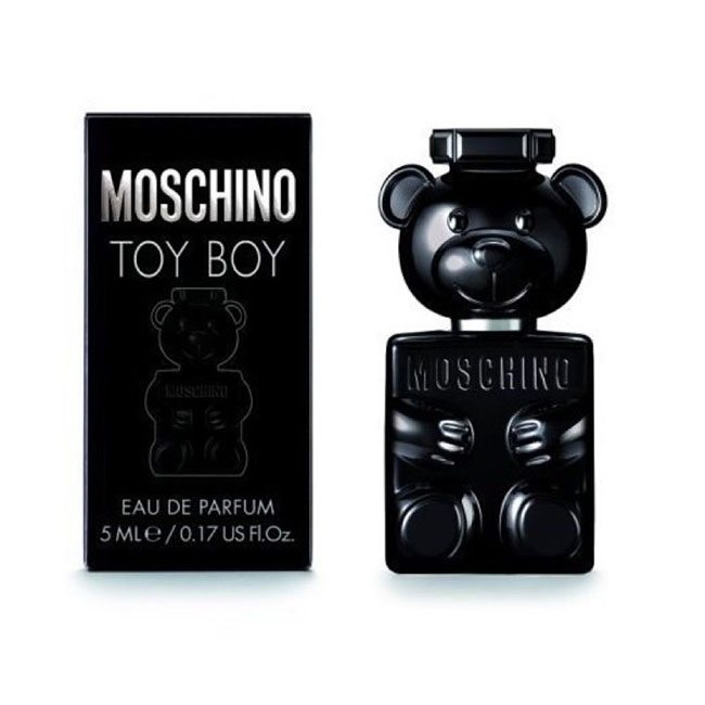 Moschino Toy 2 Boy Eau de Parfum ขนาดทดลอง 5 ml. หัวแต้ม น้ำหอมใหม่สำหรับคุณผู้ชายซ่อนความลึกลับพร้อมความสดใส จุดประกายความแตกต่างความมีชีวิตชีวา และแพชชั่นที่น่าหลงใหล แต่ยังมีความสดใสขี้เล่นและอ่อนโยนซ่อนอยู่ผสานกลิ่นหอมจากกลิ่นวู้ดดี้และแอมเบอร์