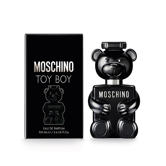 Moschino Toy 2 Boy Eau de Parfum Natural Spray 100 ml. หัวสเปร์ย น้ำหอมใหม่สำหรับคุณผู้ชายซ่อนความลึกลับพร้อมความสดใส จุดประกายความแตกต่างความมีชีวิตชีวา และแพชชั่นที่น่าหลงใหล แต่ยังมีความสดใสขี้เล่นและอ่อนโยนซ่อนอยู่ผสานกลิ่นหอมจากกลิ่นวู้ดดี้และแอมเบอร