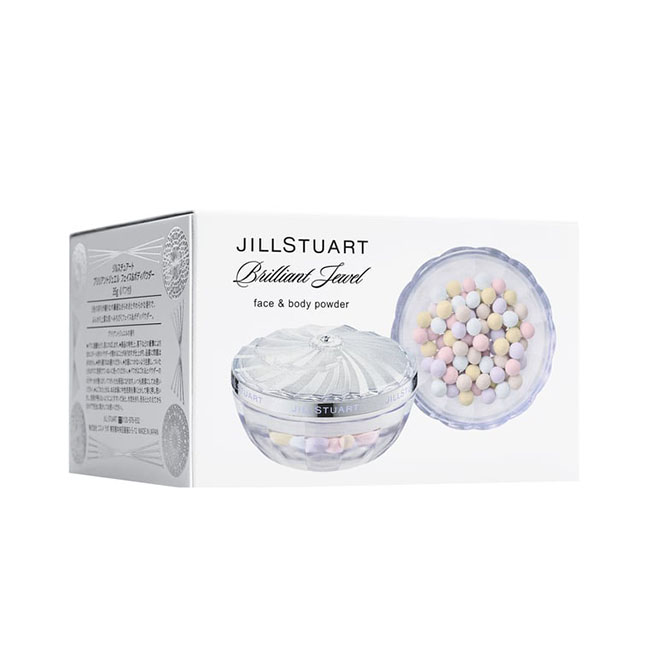 JILL STUART Brilliant Jewel Face & Body Powder 35 g แป้งไฮไลท์ทาหน้าและผิวกายรุ่นลิมิเต็ดอิดิชั่น ในรูปแบบเม็ดไข่มุก ที่ทําให้ผิวของคุณรู้สึกนุ่มและหรูหรา เนื้อบางเบาและเนียนไปกับผิวเพื่ออำพรางผิว ให้รูขุมขนเล็กลงผสานเม็ดสี 5 สี โดยเม็ดโทนสีเหลืองช่วย