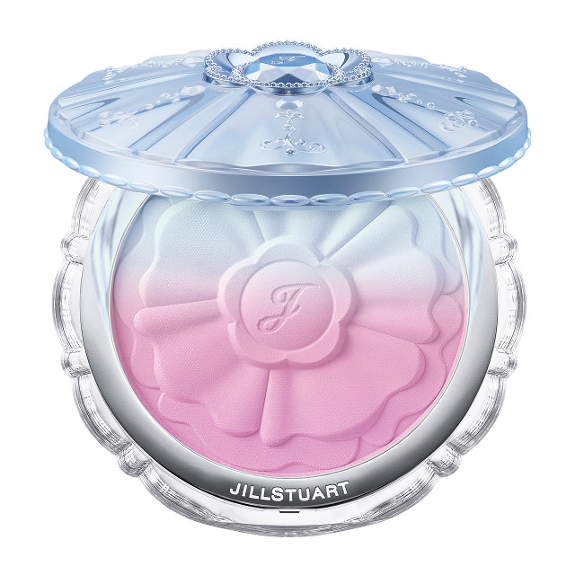 JILL STUART Pastel Petal Blush Crystal Lagoon Palace 8 g Limited Edition สี104 Undersea Reflection บลัชออนรุ่นลิมิเต็ดอิดิชั่นที่ได้รับแรงบันดาลใจจากแสงแดดในฤดูร้อน มอบสีสันระเรื่อ และผิวกระจ่างใสอย่างเป็นธรรมชาติ ทินต์สีระเรื่อที่มอบสีสันละมุน สีสันแต่งแ