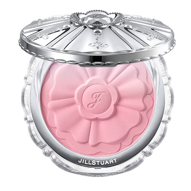 JILL STUART Pastel Petal Blush 8 g Limited Edition สี04 Dressed Peony บลัชออนรุ่นลิมิเต็ดอิดิชั่นที่ได้รับแรงบันดาลใจจากแสงแดดในฤดูร้อน มอบสีสันระเรื่อ และผิวกระจ่างใสอย่างเป็นธรรมชาติ ทินต์สีระเรื่อที่มอบสีสันละมุน สีสันแต่งแต้มผืนท้องฟ้า การไล่ระดับเฉดส