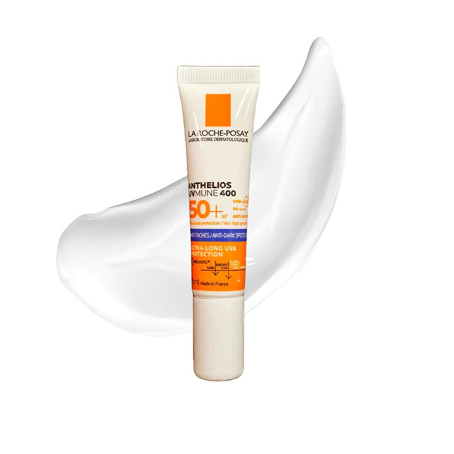 La Roche Posay Anthelios UVMUNE400 Anti-Dark Spots Fluid SPF50+ PA++++ ขนาดทดลอง 15 ml. กันแดดลาโรชแถบม่วงตัวใหม่ ตัดวงจรจุดด่างดำตั้งแต่ยังไม่เริ่ม ลดฝ้า และจุดด่างดำ เนื้อฟลูอิด บางเบา ซึมซาบเร็ว ไม่เหนียวเหนอะหนะ ไม่ทิ้งคราบขาว สูตร Non-comedogenic ไม่