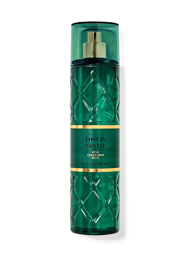 Bath & Body Works Lost in Santal Fine Fragrance Mist 236 ml. สเปร์ยน้ำหอมที่ให้กลิ่นติดกายตลอดวัน มาดื่มด่ำกับความลับของไม้จันทน์ ค้นพบตัวเองอีกครั้งด้วยกลิ่นไม้และหรูหรา ด้วยกลิ่นกระวานนุมๆ ไม้จันทน์ และไม้ซีดาร์