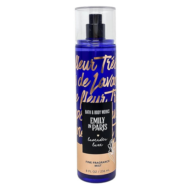 Bath & Body Works Emily in Paris Lavender Luxe Fine Fragrance Mist 236 ml. สเปร์ยน้ำหอมที่ให้กลิ่นติดกายตลอดวัน หลบหนีไปสู่ชนบทที่เต็มไปด้วยลาเวนเดอร์ ด้วยกลิ่นหอมของลาเวนเดอร์เมืองโพรวองซ์ มะลิที่เย้ายวน และวานิลลา