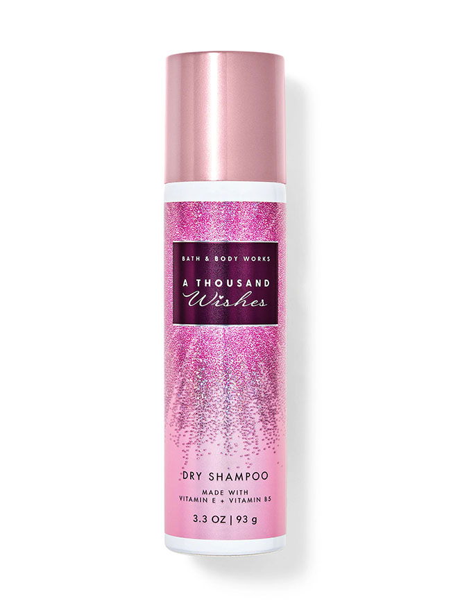 Bath and Body Works A Thousand Wishes Dry Shampoo 93 g สเปรย์ทำความสะอาดเส้นผมโดยไม่ต้องสระไม่ต้องใช้น้ำใช้งานง่ายเพียงแค่ฉีดสเปรย์ลงบนเส้นผม เป็นแชมพูแบบแห้งให้ความหอมสะอาดสดชื่นกับหนังศีรษะและเส้นผม ได้ตลอดวันโดยไม่ต้องใช้น้ำ ช่วยเพิ่มวอลลุ่มให้เส้นผมไม