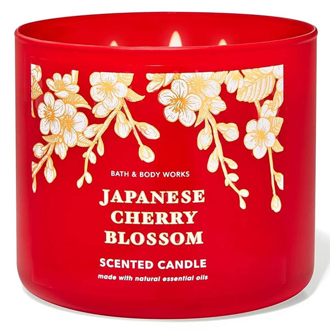 Bath & Body Works Japanese Cherry Blossom 3-Wick Candle 411 g. เทียนหอมสุดพิเศษ ขนาดใหญ่ มี 3 ไส้เทียน กระจายกลิ่นหอมได้ทั่วห้อง กลิ่นหอมของดอกซากุระญี่ปุ่น แสนอ่อนโยน หอมหวาน อบอุ่นนุ่มนวลผสมกับกลิ่นวนิลานุ่มๆ