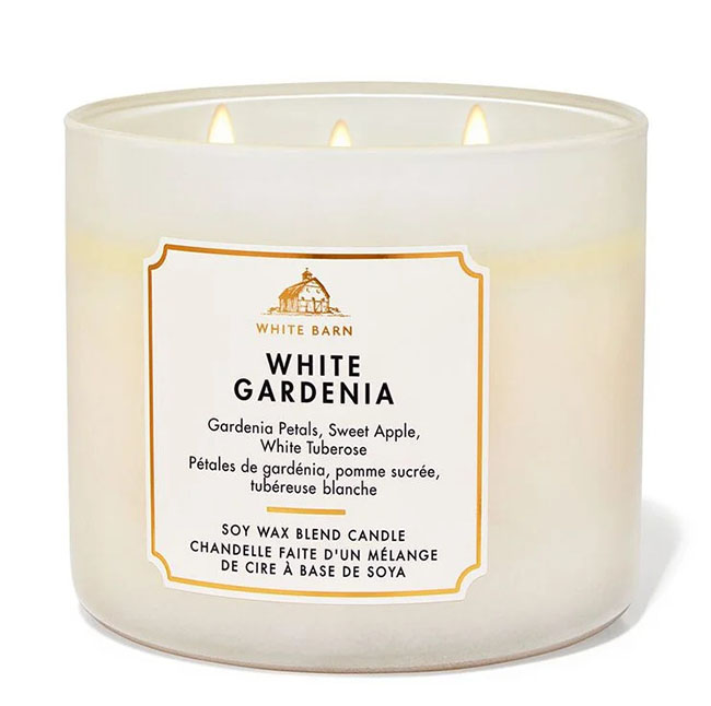Bath & Body Works White Gardenia 3-Wick Candle 411 g. เทียนหอมสุดพิเศษ ขนาดใหญ่ มี 3 ไส้เทียน กระจายกลิ่นหอมได้ทั่วห้อง กลิ่นหอมเหมือนอยู่ท่ามกลางสวนดอกไม้อันเขียวชอุ่มและหอมหวาน มีกลิ่นดอกการ์ดีเนียสีขาว ใบไม้สีเขียวที่เพิ่งเก็บใหม่แอปเปิลหอมหวาน และ