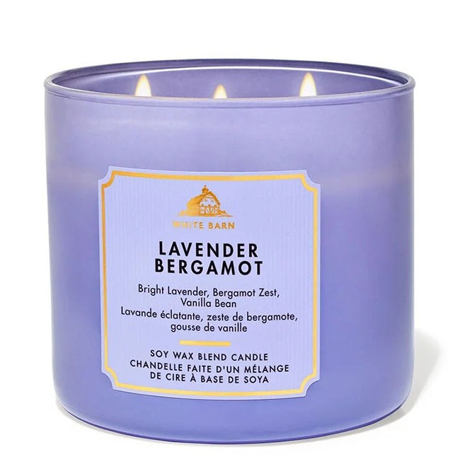 Bath & Body Works Lavender Bergamot 3-Wick Candle 411 g. เทียนหอมสุดพิเศษ ขนาดใหญ่ มี 3 ไส้เทียน กระจายกลิ่นหอมได้ทั่วห้อง กลิ่นหอมดอกไม้ผสมกลิ่นส้มที่แสนสดชื่น หอมเด่นด้วยกลิ่นลาเวนเดอร์สดใส เปลือกเบอร์กาม็อตที่เข้มข้น และกลิ่นถั่วทองก้าอันอบอุ่น