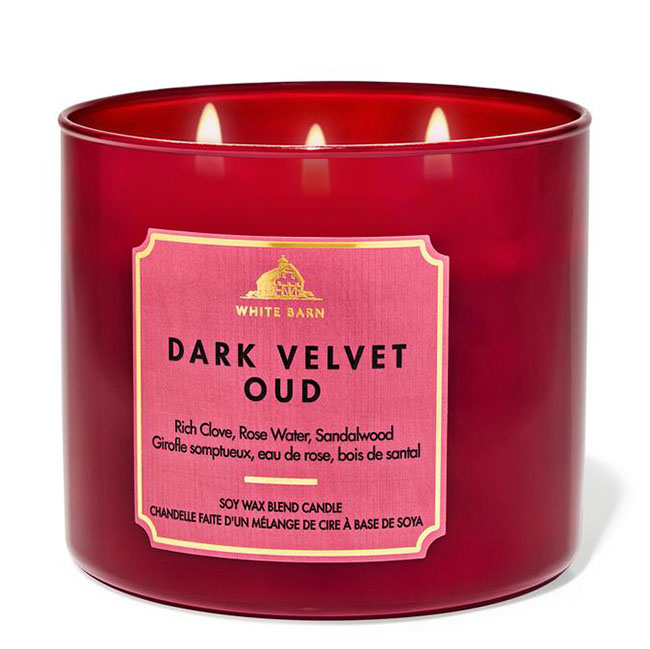 Bath & Body Works Dark Velvet Oud 3-Wick Candle 411 g. เทียนหอมสุดพิเศษ ขนาดใหญ่ มี 3 ไส้เทียน กระจายกลิ่นหอมได้ทั่วห้อง กลิ่นหอมหรูหรา หอมละมุนอย่างมีระดับด้วยกลิ่นละมุนของกุหลาบ ที่ทำให้สดชื่นเย็นฉ่ำ และความ OUD ของเปลือกไม้แสนอบอุ่น ให้ความรู้สึกเซ