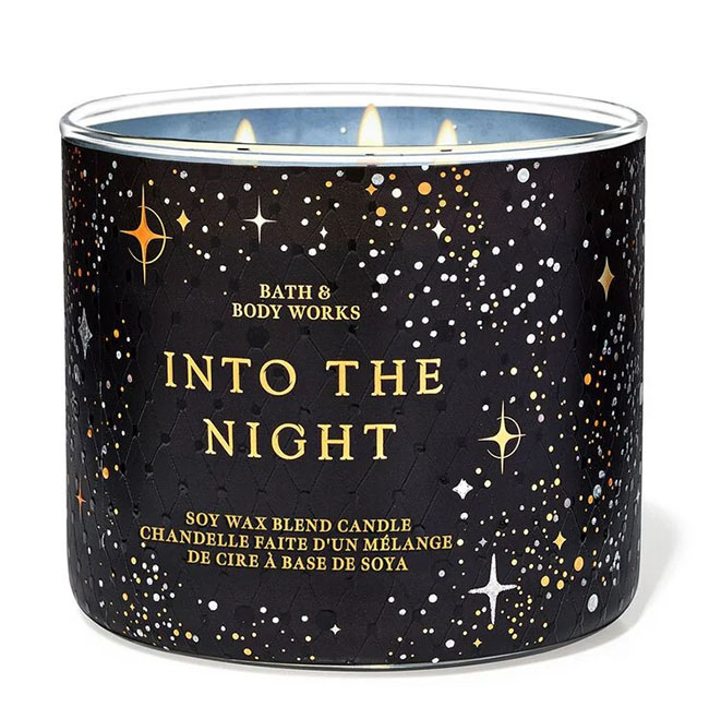 Bath & Body Works Into the Night 3-Wick Candle 411 g. เทียนหอมสุดพิเศษ ขนาดใหญ่ มี 3 ไส้เทียน กระจายกลิ่นหอมได้ทั่วห้อง กลิ่นหอมของค่ำคืนเหนือกาลเวลา ให้ความเป็นผู้หญิง และเย้ายวนใจ ด้วยกลิ่นของราสเบอร์รี่นัวร์ กลีบกุหลาบกำมะหยี่ และมัสค์มอคค่า
