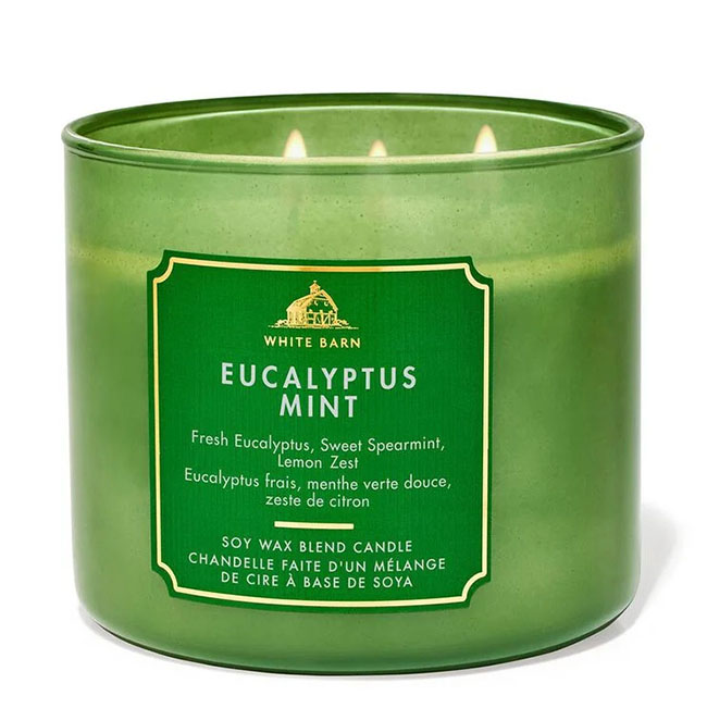 Bath & Body Works Eucalyptus Mint 3-Wick Candle 411 g. เทียนหอมสุดพิเศษ ขนาดใหญ่ มี 3 ไส้เทียน กระจายกลิ่นหอมได้ทั่วห้อง กลิ่นหอมสมุนไพรสดชื่น ผ่อนคลาย ส่งตรงมาจากสปา ด้วยยูคาลิปตัสสดใหม่ กลิ่นมิ้นท์หอมหวาน เปลือกมะนาวและคลารีเสจ