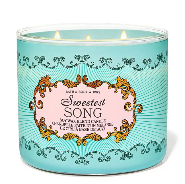 Bath & Body Works Sweetest Song 3-Wick Candle 411 g. เทียนหอมสุดพิเศษ ขนาดใหญ่ มี 3 ไส้เทียน กระจายกลิ่นหอมได้ทั่วห้อง กลิ่นหอมดั่งดนตรีที่พาคุณย้อนวันวานกลับไปในวันดีที่สุด ด้วยกลิ่นของราสเบอร์รี่สีชมพู, เกล็ดน้ำตาล และมัสก์ปั่น
