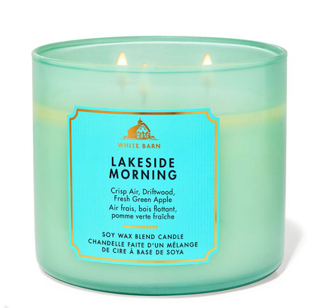 Bath & Body Works Lakeside Morning 3-Wick Candle 411 g. เทียนหอมสุดพิเศษ ขนาดใหญ่ มี 3 ไส้เทียน กระจายกลิ่นหอมได้ทั่วห้อง กลิ่นหอมเย็น สดชื่น เหมือนยืนอยู่ที่ท่าเทียบเรือริมทะเลสาบ ในบรรยากาศฤดูใบไม้ร่วงที่สดชื่น ด้วยกลิ่นของไม้น้ำสีขาวหอมสดชื่น และกล
