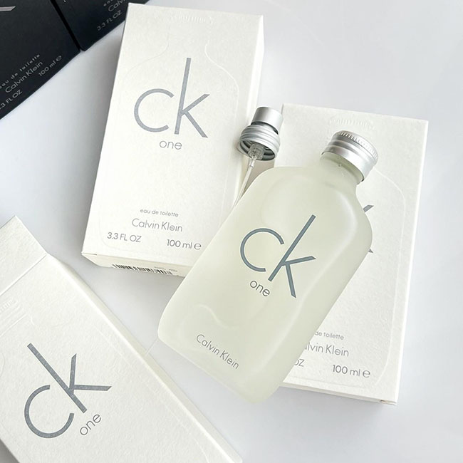 Calvin Klein Ck One Eau de Toilette 100 ml. 100 ml. น้ำหอมยูนิเซ็กส์ ซีเค วันน้ำหอมที่กระตุ้นเสน่ห์ความหอมสดชื่น ด้วยหนึ่งในหน้าประวัติศาสตร์วงการน้ำหอม ที่ติดอับดับขายดีทั่วโลก และครองใจหนุ่มสาวแนวสปอร์ตตลอดกาล ช่วยกระตุ้นความสดใส เหมาะสำหรับหนุ่มสาวรักอ